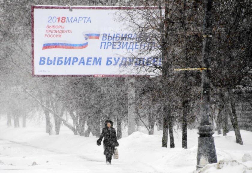 nous-elisons-un-president-nous-elisons-le-futur-proclame-cette-affiche-de-promotion-de-la-campagne-electorale-mais-elle-laisse-la-plupart-des-electeurs-indifferents-photo-kirill-kudryavt