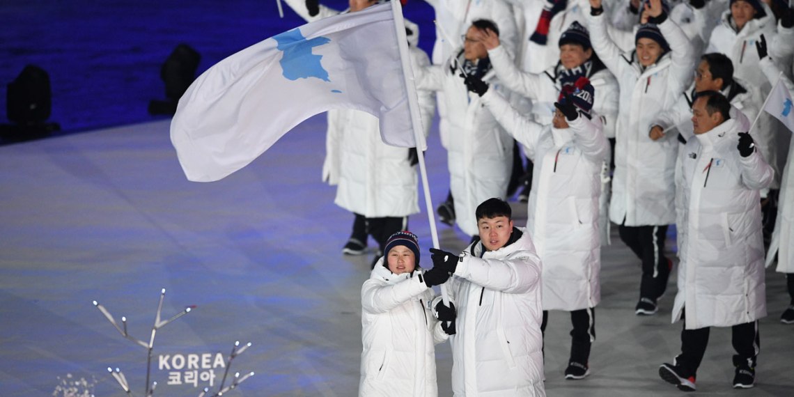 VIDEO-JO-2018-les-sportifs-de-Coree-du-Nord-et-de-Coree-du-Sud-ont-defile-ensemble-a-Pyeongchang.jpg